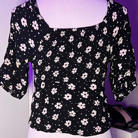 Flowery black and white top - Picture 2 of 3